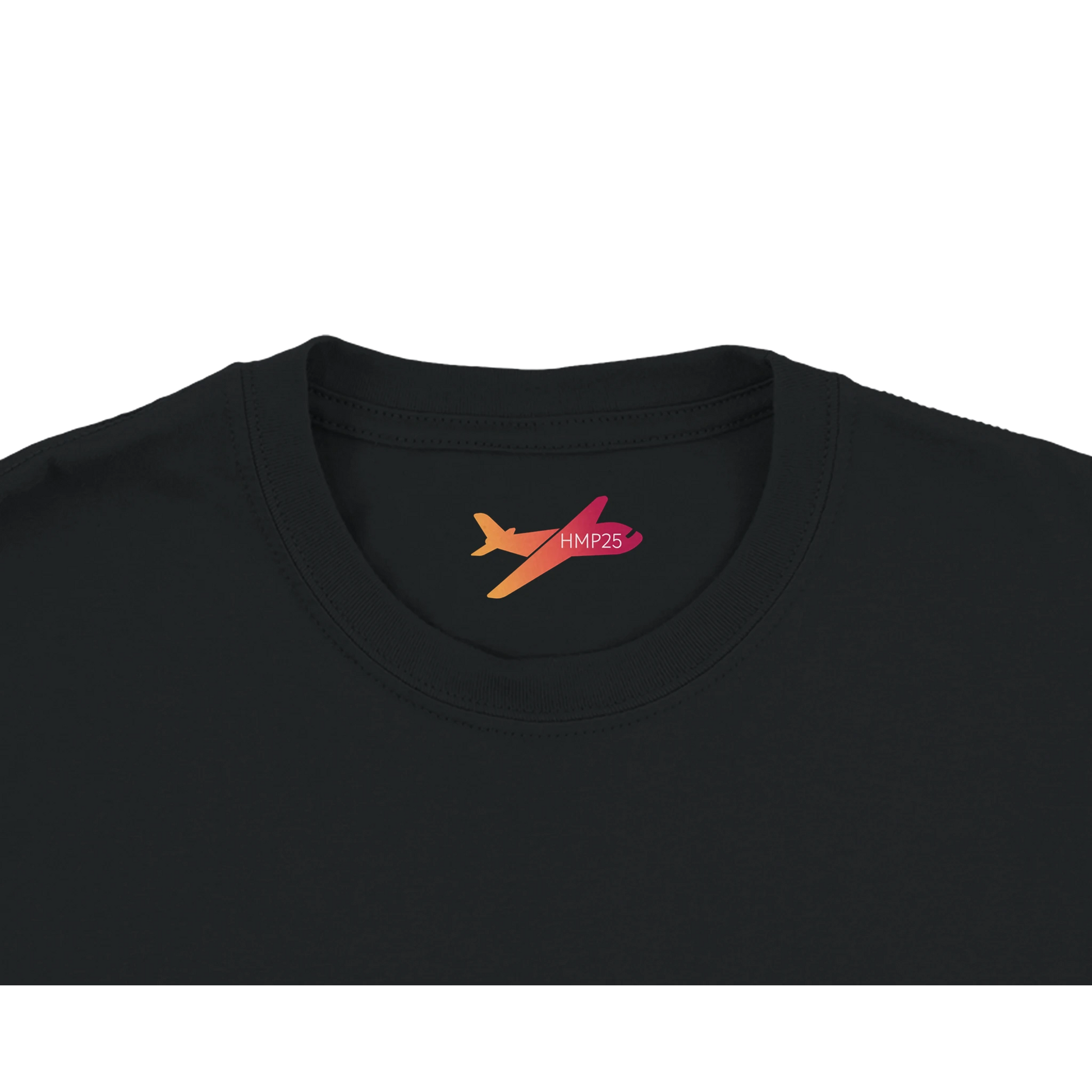 Detailansicht des Innenkragens eines schwarzen T-Shirts mit farbigem Flugzeug-Logo in Orange und Pink. Im Logo ist der Schriftzug „HMP25“ integriert.